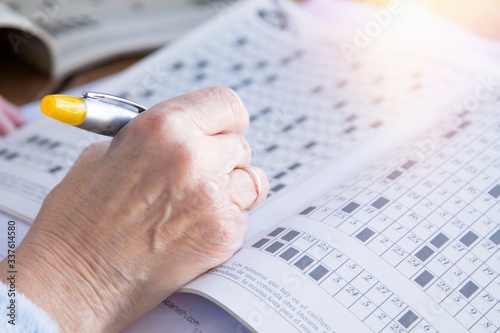 Φωτογραφία senior woman doing crossword puzzles or hobbies