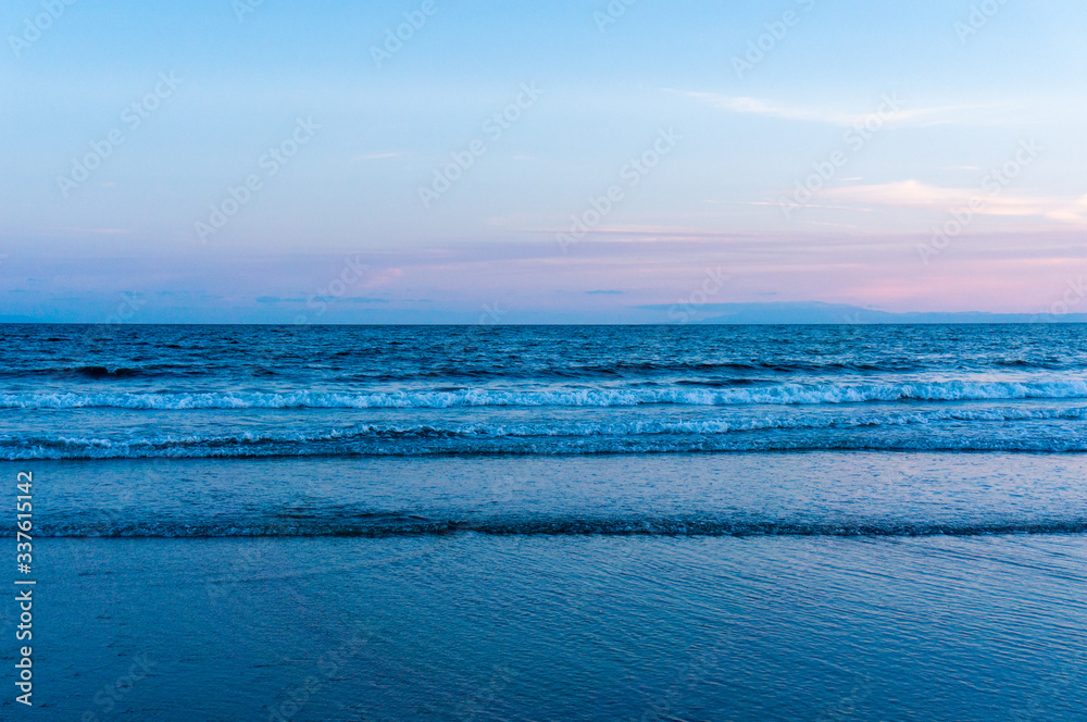 Obraz premium 由比ヶ浜から眺める海