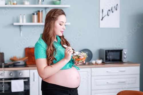 Pregnant woman eating healt...