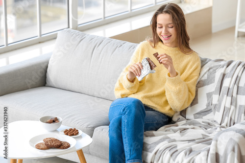 Beautiful young woman eatin...