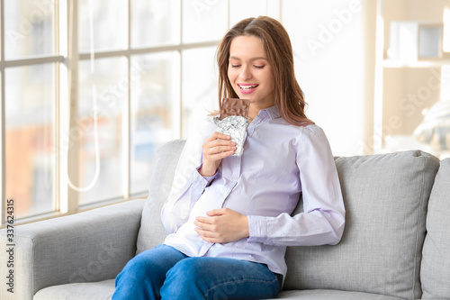 Beautiful pregnant woman ea...