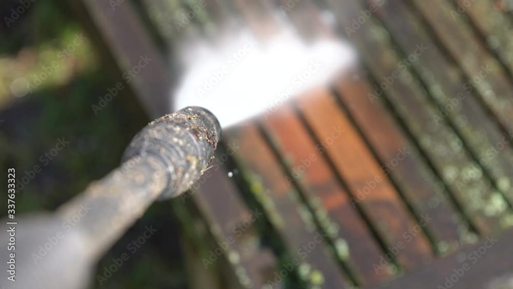 Cleaning a wooden sunbed with a high-pressure cleaner Cleaning a wooden sunbed with a high-pressure cleaner