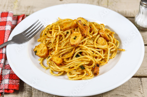 assiette de spaghetti aux calamars sur une table
