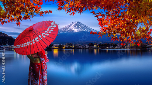 Canvas-taulu Asian woman wearing japanese traditional kimono at Fuji mountain