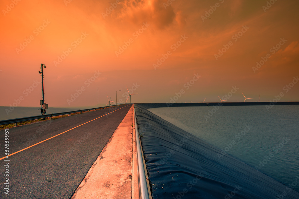 Obraz premium The background of the twilight evening in the blurring of the sunset during the day, overlooking the lake Observatory tower, the beauty of the viewpoint according to tourist attractions