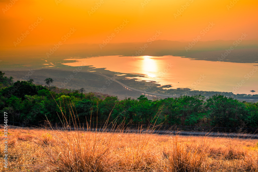 Obraz premium The background of the twilight evening in the blurring of the sunset during the day, overlooking the lake Observatory tower, the beauty of the viewpoint according to tourist attractions