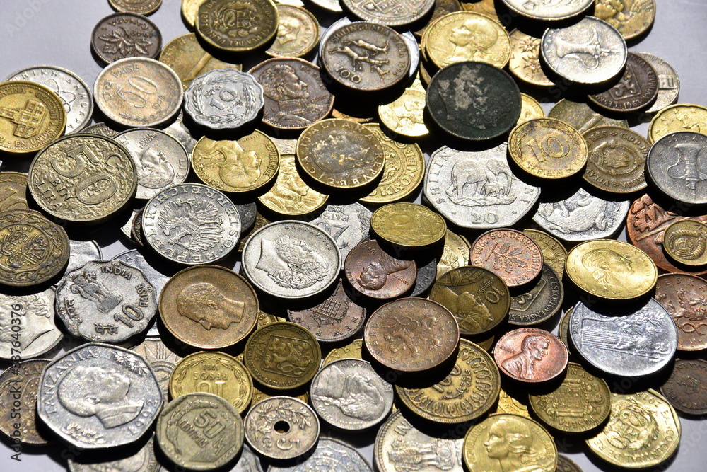 pieniądze monety waluta z całego świata  - obrazy, fototapety, plakaty 