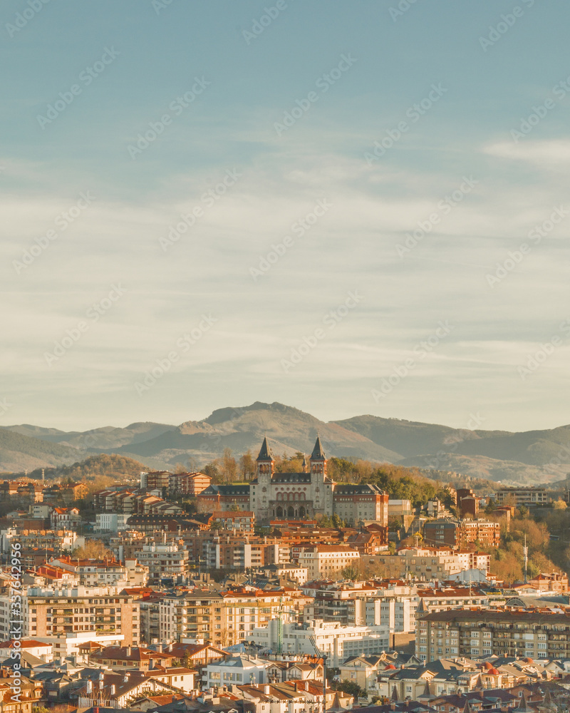 Vista de la ciudad de San Sebastián en el atardecer
