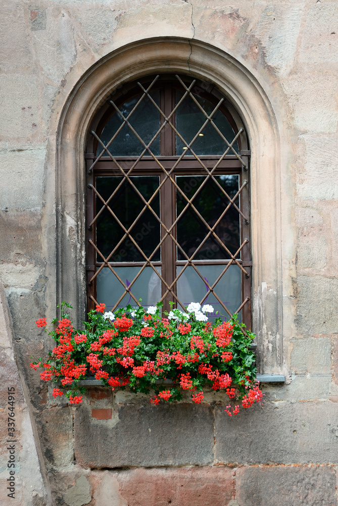 gotisches Fenster mit Blumenkasten