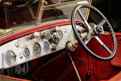 Nahaufnahme eines alten Automobil mit seinen rustikalen Teilen © boedefeld1969