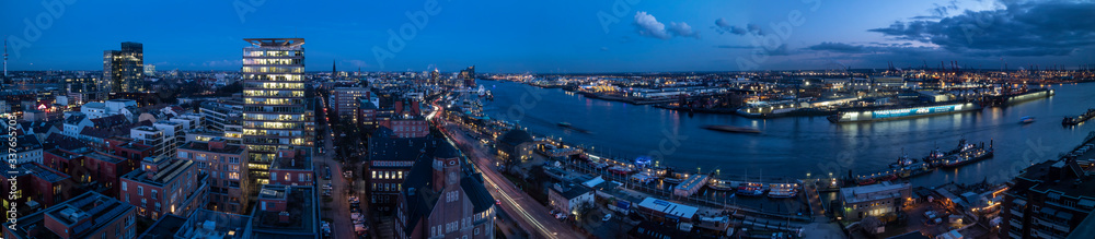 Hamburg, Blick auf Speicherstadt und Hafen