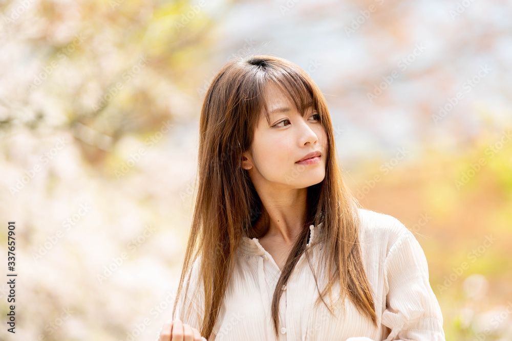 ワンピースを着ている女性 ワンピースを着ている女性
