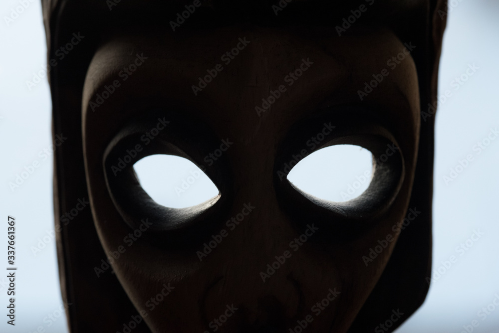 una particolare maschera in legno una particolare maschera in legno