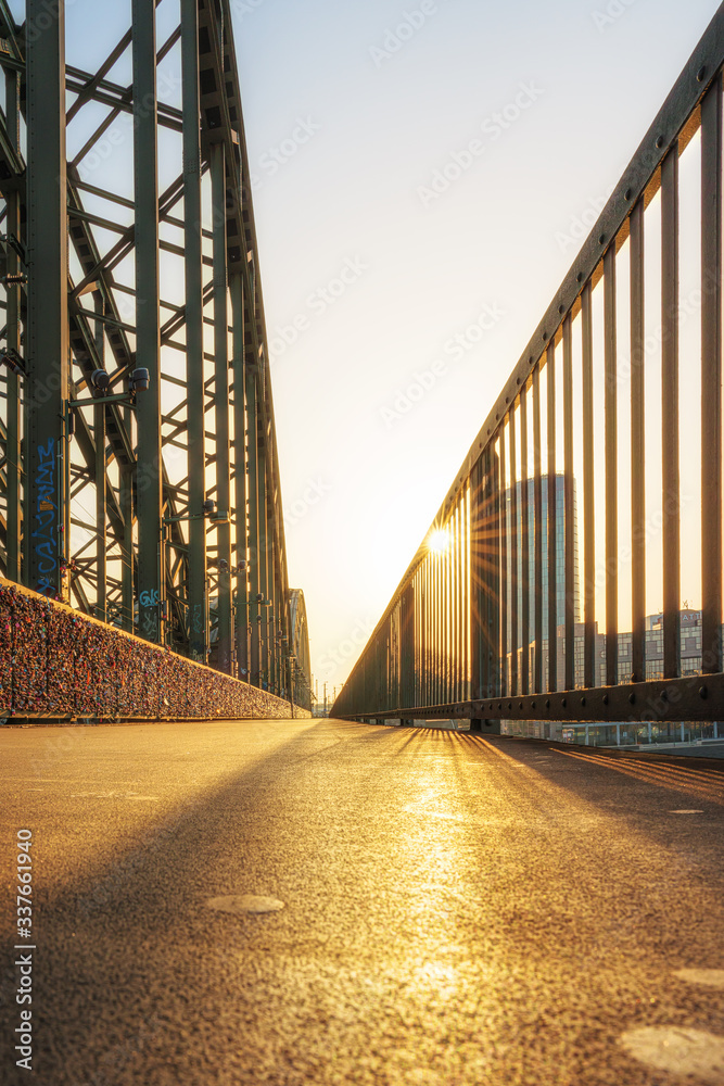 Sonnenaufgang an der Hochzollernbrücke 