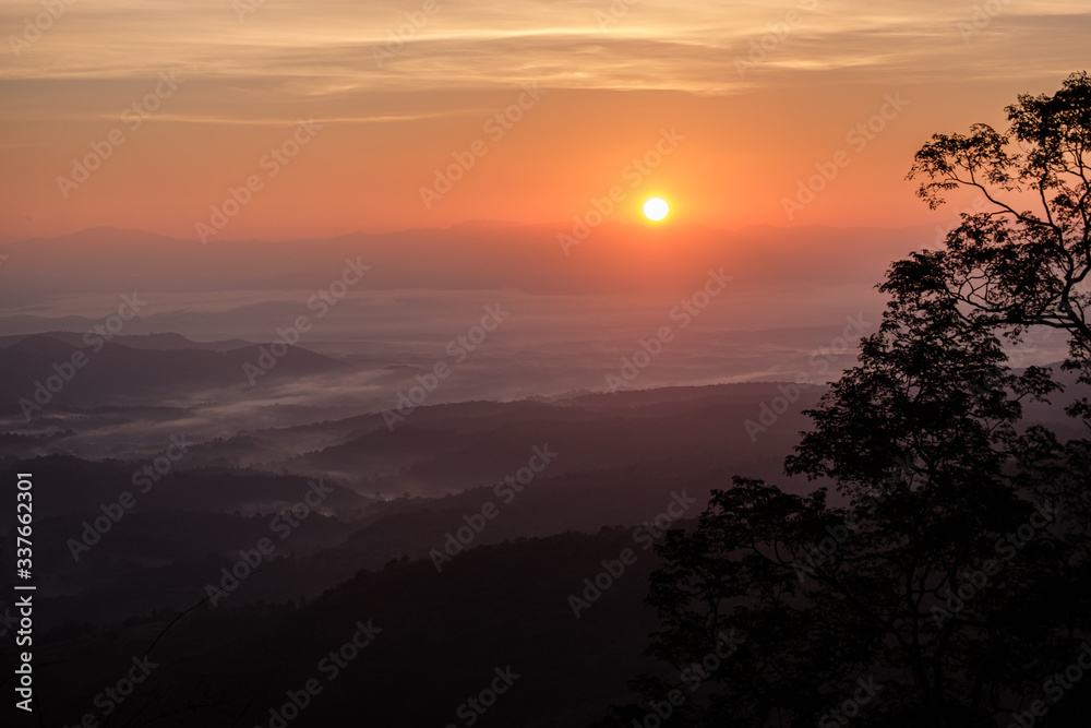 Obraz premium Twilight, sunrise and sea of fog in the morning on the mountains of northern Thailand, during the rainy season.