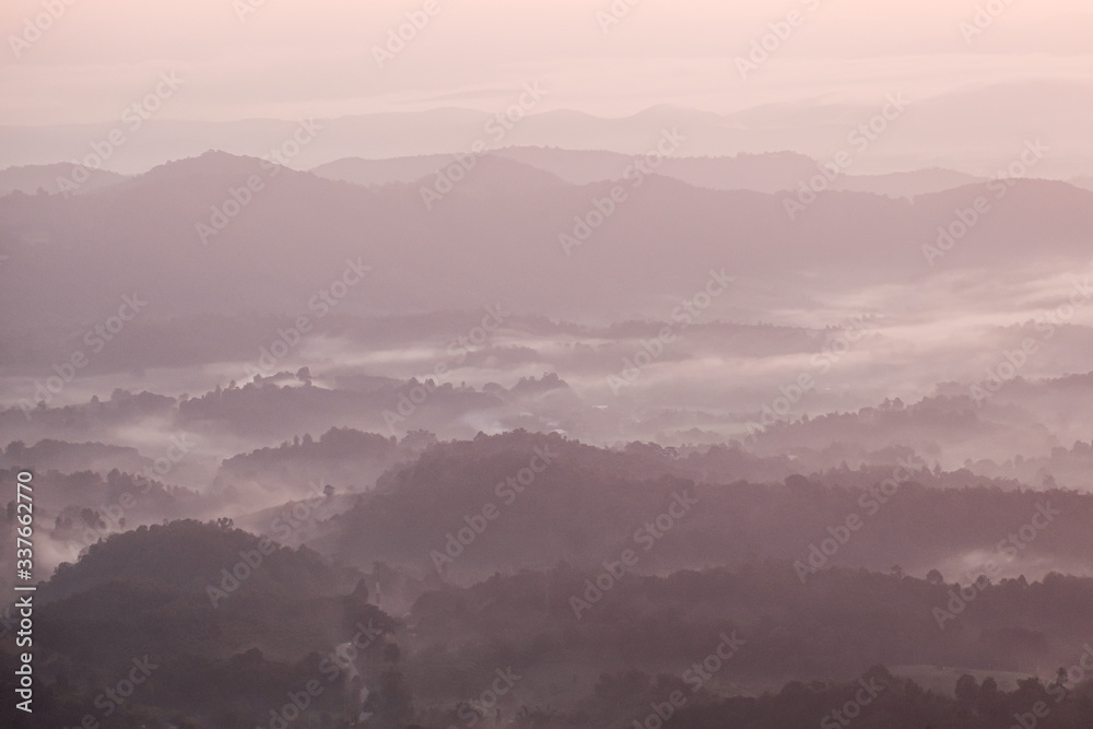 Fototapeta premium Zmierzch, wschód słońca i morze mgły o poranku w górach północnej Tajlandii, w porze deszczowej.
