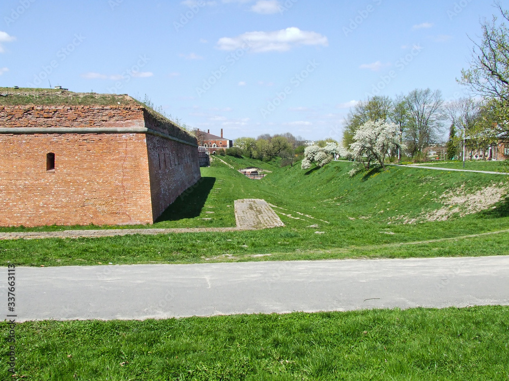 Zamość. Bastion VII w trakcie remontu. Nadszaniec i kazamaty zachodnie. Zamość. Bastion VII w trakcie remontu. Nadszaniec i kazamaty zachodnie.