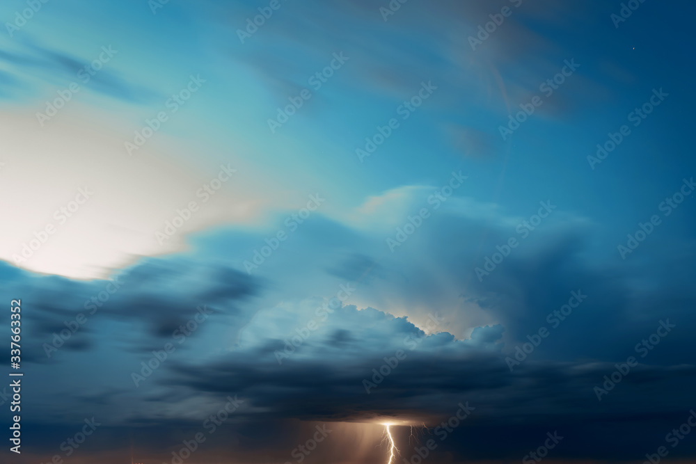 Naklejka premium Lightning in the evening sky