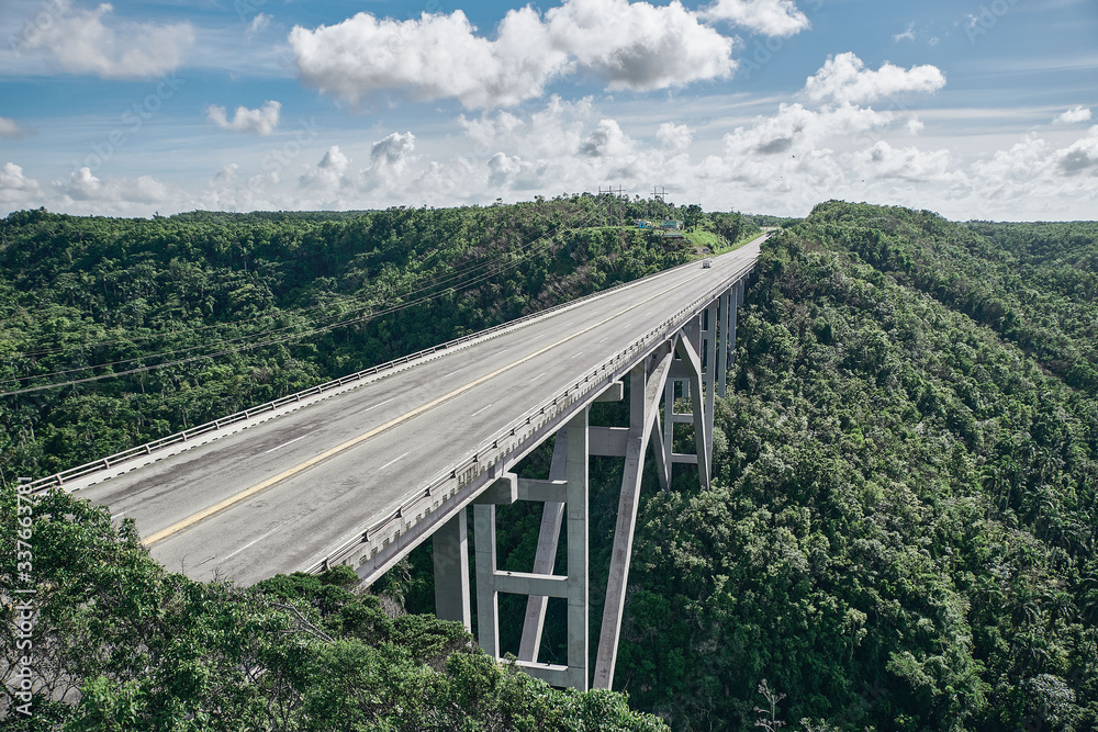 Obraz premium large road bridge in the tropics