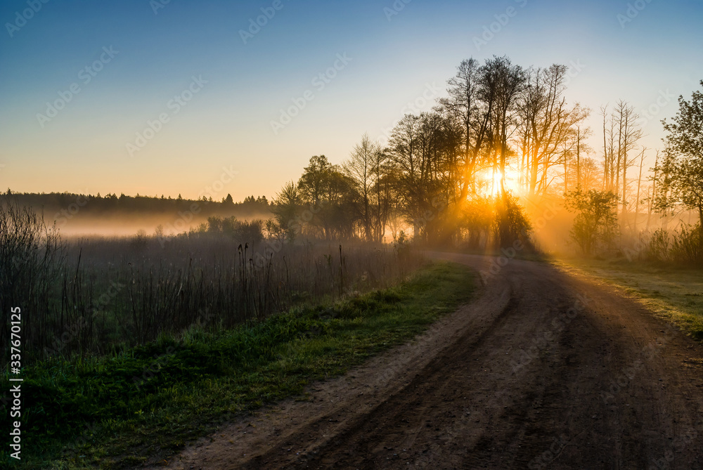 Barwny poranek nad rzeką Supraśl. Mgista Dolina Supraśli. Puszcza Knyszyńska, Podlasie, Polska Barwny poranek nad rzeką Supraśl. Mgista Dolina Supraśli. Puszcza Knyszyńska, Podlasie, Polska