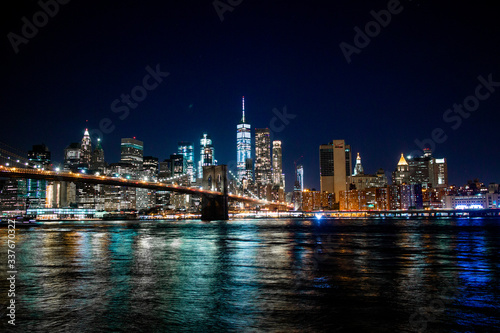 Night view of New York through the Hudson. Brooklyn Bridge and the International Trade Center.