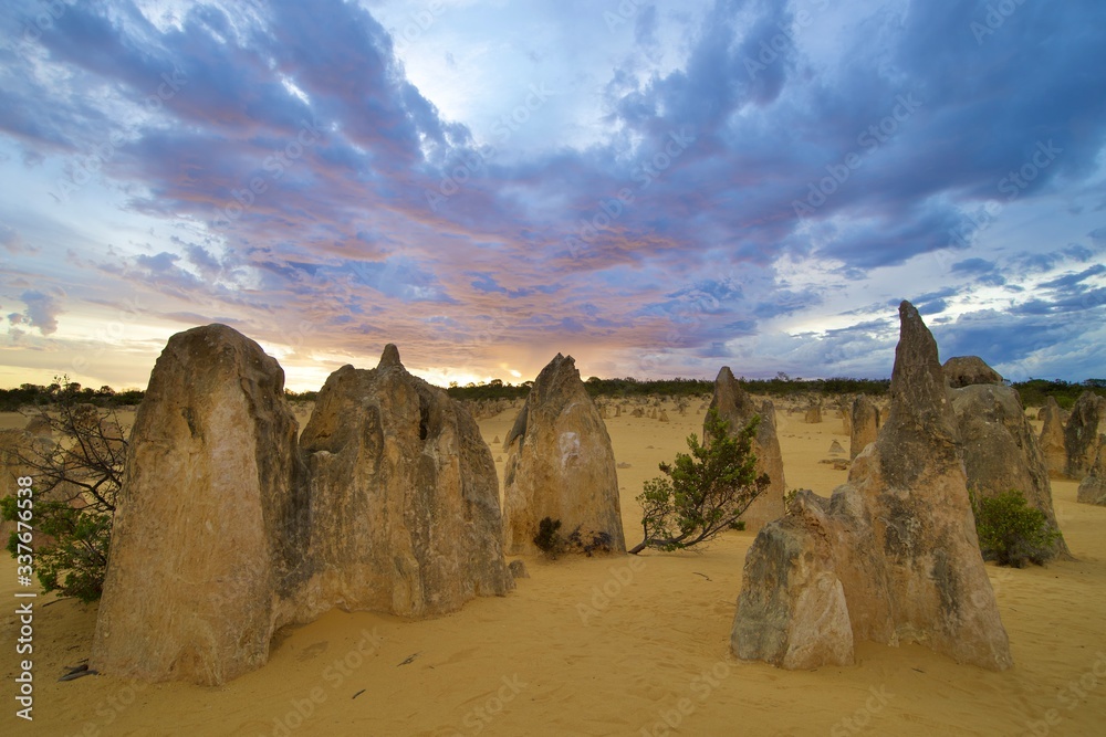 Coucher de soleil un soir de tempête annoncée dans le Pinnacle Desert, Western Australia