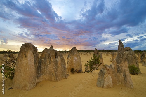 Coucher de soleil un soir de tempête annoncée dans le Pinnacle Desert, Western Australia