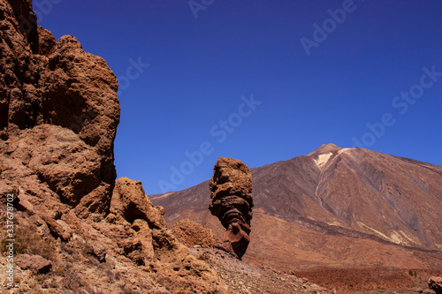 Roque Cinchado bei Roques de Garcia mit Blick auf El Teide, Teneriffa, Spanien