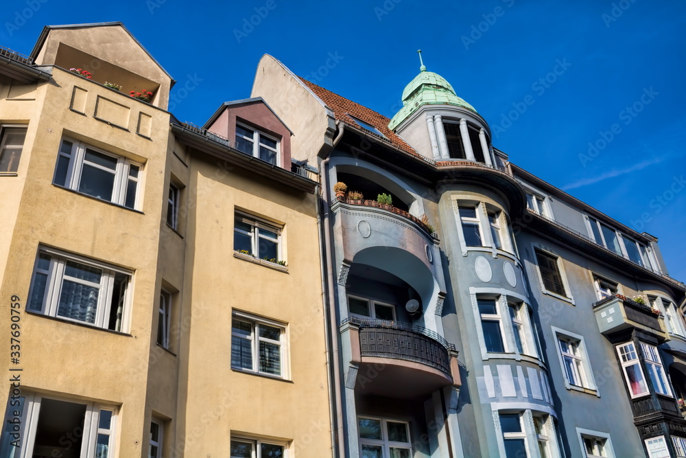 berlin, deutschland - sanierte häuser in der spandauer altstadt