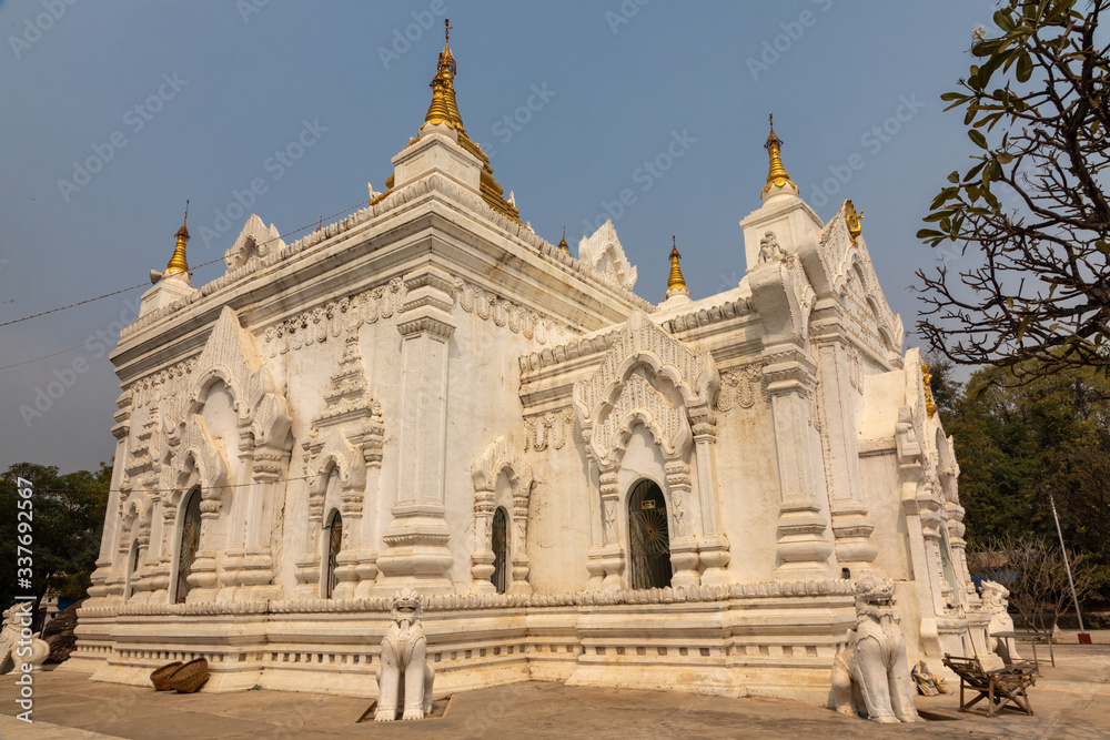 Obraz premium White Sat Taw Yar pagoda at Mingun