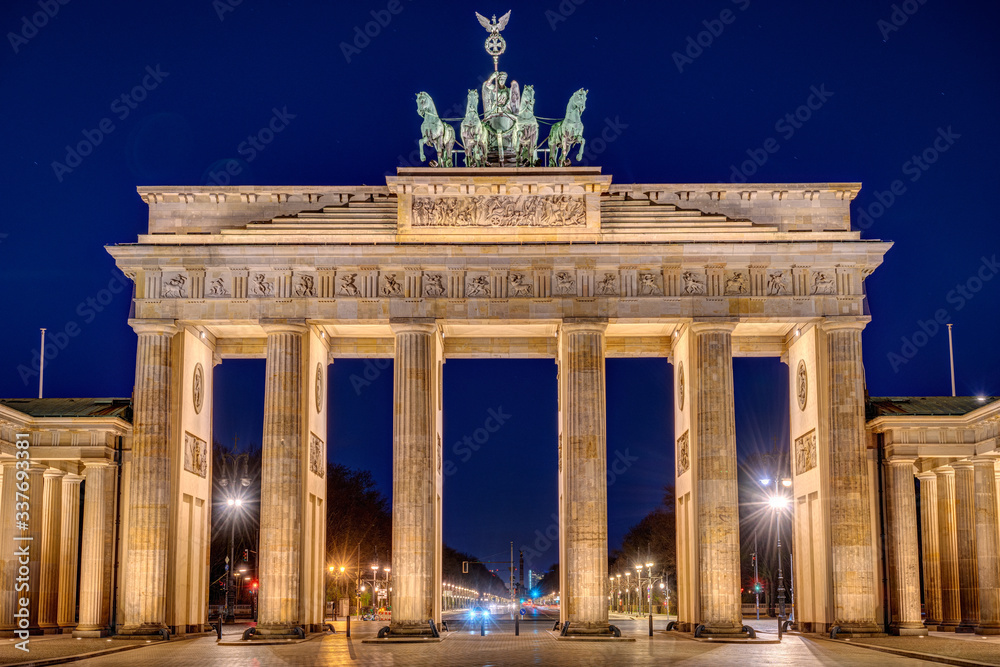 Obraz premium The illuminated Brandenburg Gate in Berlin at night with no people