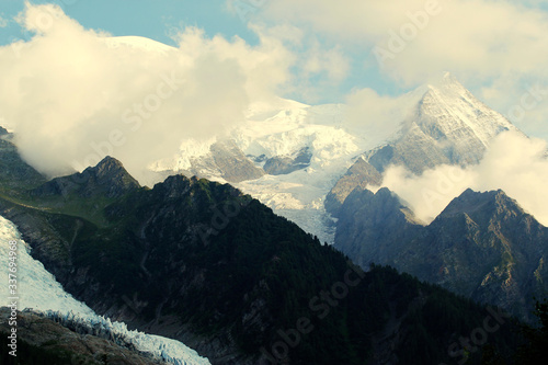 Mont Blanc – najwyższy szczyt Alp położony w Masywie Mont Blanc, w Alpach Graickich, w Alpach Zachodnich.