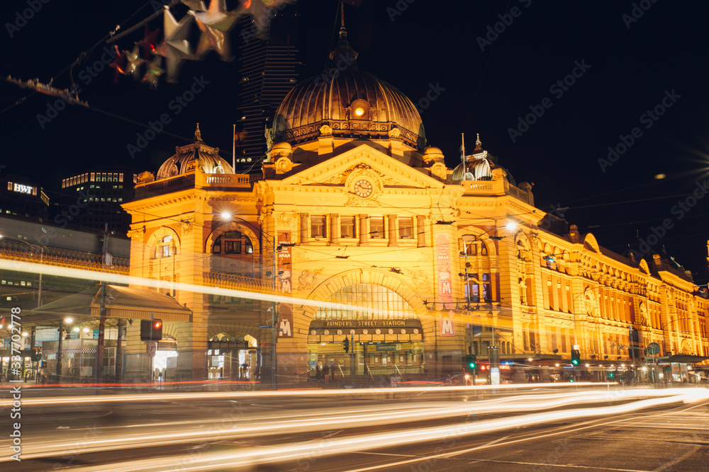 Fototapeta premium Flinders street station Melbourne at night