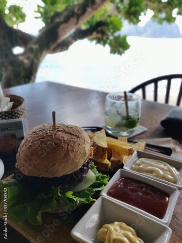 Repas de champion sur une plage aux Philippines El Nido