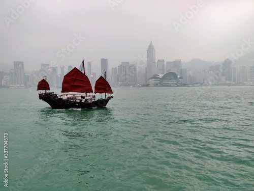 Bateau atypique dans le brouillard de la baie de Hong Kong 