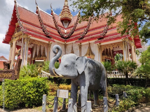 Magnifique temple hindou avec une sculpture d'éléphant devant - Phuket