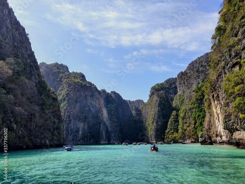 La baie de Phang Nga est une baie de la mer d'Andaman située dans le sud de la Thaïlande. Elle s'ouvre vers le sud, entre la province de Phuket à l'ouest, Phang Nga au nord et celle de Krabi à l'est. © Nicolas
