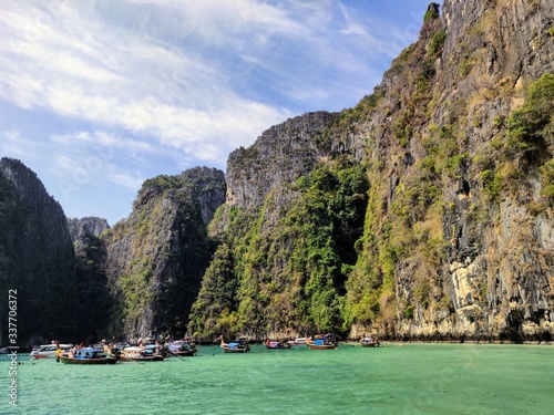 La baie de Phang Nga est une baie de la mer d'Andaman située dans le sud de la Thaïlande. Elle s'ouvre vers le sud, entre la province de Phuket à l'ouest, Phang Nga au nord et celle de Krabi à l'est.