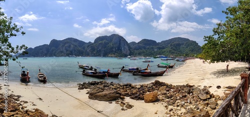 La baie de Phang Nga est une baie de la mer d'Andaman située dans le sud de la Thaïlande. Elle s'ouvre vers le sud, entre la province de Phuket à l'ouest, Phang Nga au nord et celle de Krabi à l'est.