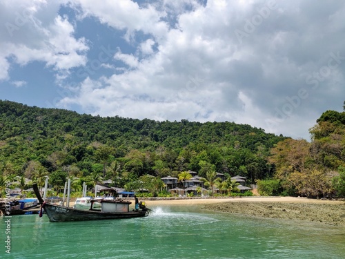 La baie de Phang Nga est une baie de la mer d Andaman situ  e dans le sud de la Tha  lande. Elle s ouvre vers le sud  entre la province de Phuket    l ouest  Phang Nga au nord et celle de Krabi    l est.