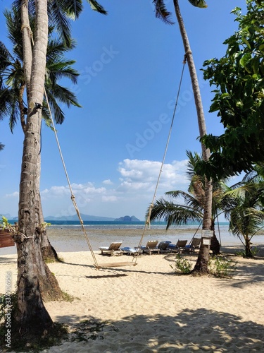 Balançoire sur une plage paradisiaque dans la baie de Phang Nga - Phuket
