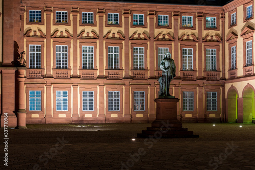 Mannheim, 10.04.2020: Castle illumination in Mannheim near the baroque castle in Mannheim in mid-April © Yannick
