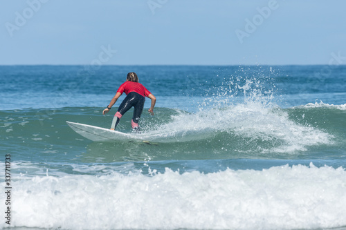 Surfeuse à Lacanau (Gironde, France) 
