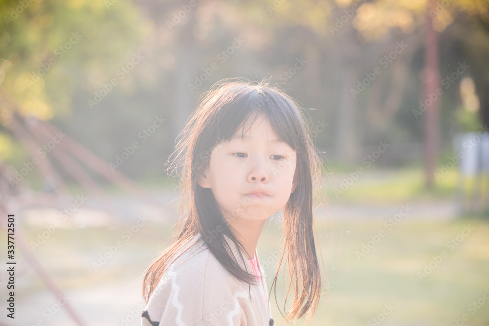 夕方の暖かい日差しと可愛い子供 夕方の暖かい日差しと可愛い子供