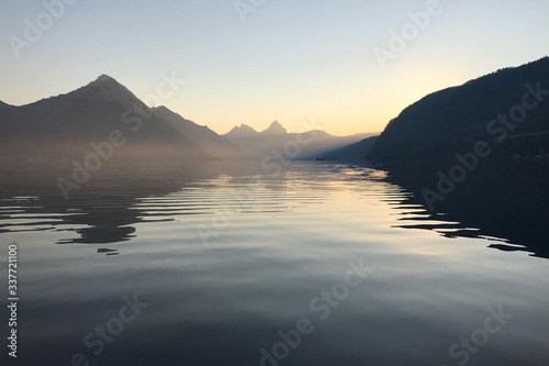 Vierwaldstättersee See mit Sonnenaufgang