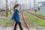 線路上を散歩する女性