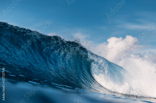 Fototapeta Naklejka Na Ścianę i Meble -  Perfect barrel wave in ocean. Breaking wave with sun light