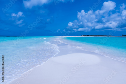 Fototapeta Naklejka Na Ścianę i Meble -  Amazing tropical white beach in Cayo de Agua  (Los Roques Archipelago, Venezuela).