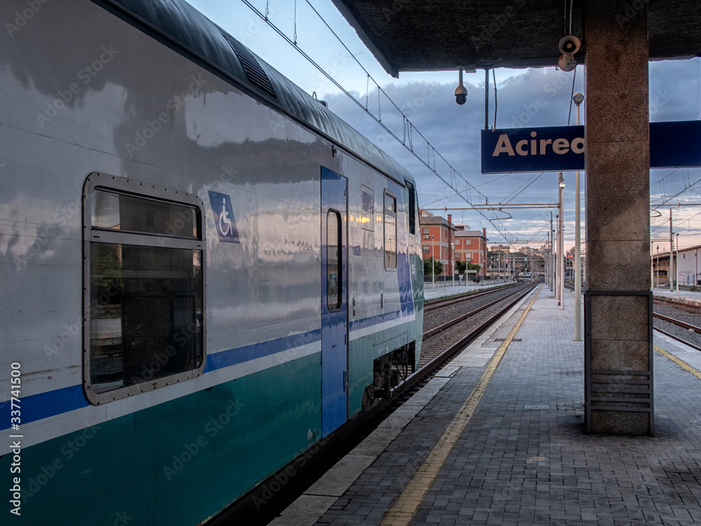 Fototapeta premium Pociąg pasażerski na kolei. Transport kolejowy.