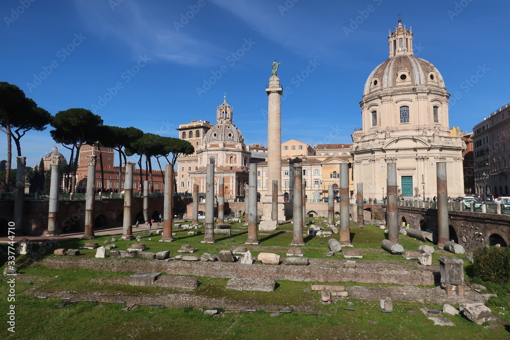 Forum de Trajan à Rome : ruines de la basilique Ulpienne / Basilica Ulpia, colonne Trajane / colonna Traiana et église Santissimo Nome di Maria al Foro Traiano (Italie)